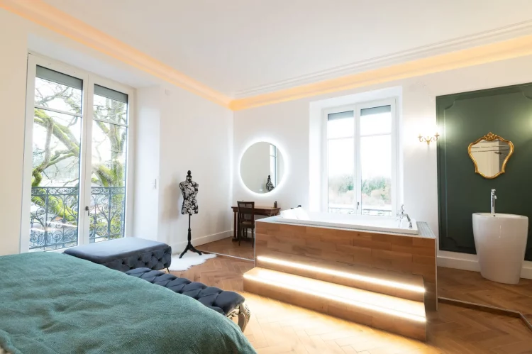 love-room-spa-belfort-baignoire-balneo-miroir-lit