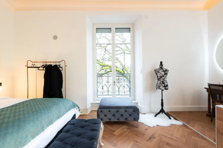 love-room-spa-belfort-fenetre-de-la-chambre-et-lit