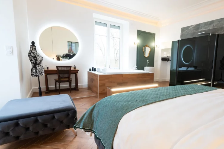 love-room-spa-belfort-baignoire-balneo-lit-bureau