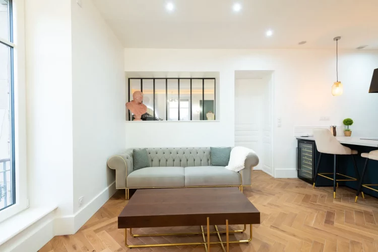 love-room-spa-belfort-vue-canape-et-table-salon