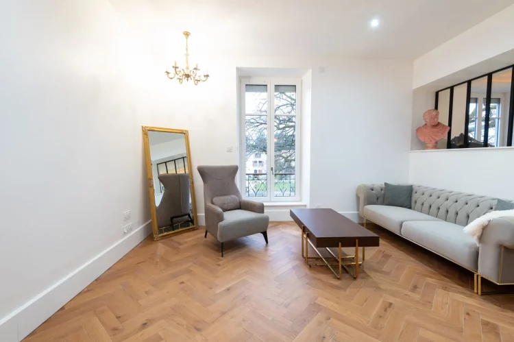 love-room-spa-belfort-vue-large-salon-depuis-entree