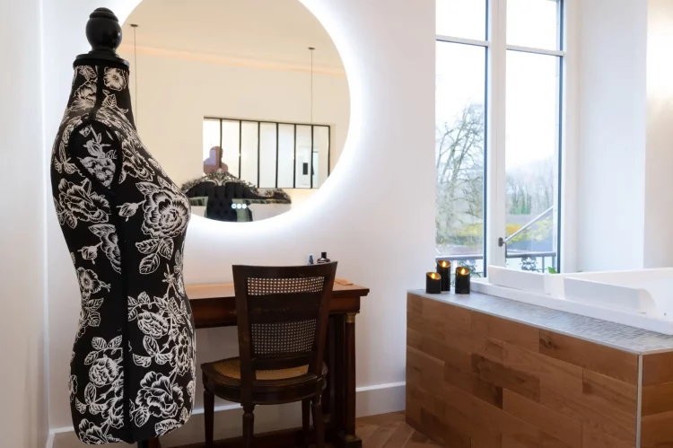 love-room-spa-belfort-baignoire-et-miroir-dans-chambre