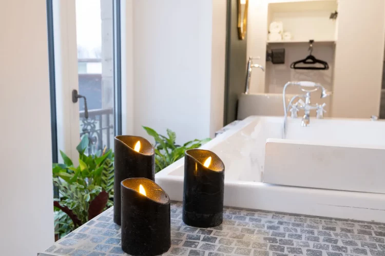 love-room-spa-belfort-baignoire-et-bougies-dans-chambre